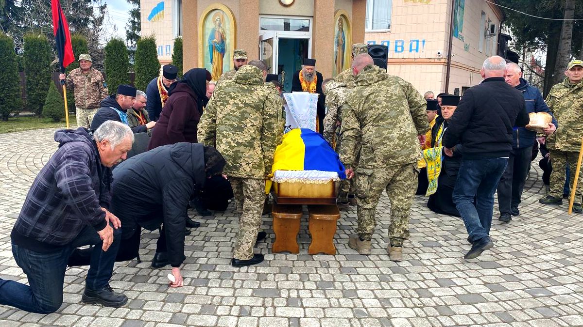 Мешканці Городенки віддали шану воїну Василю Шадному 1