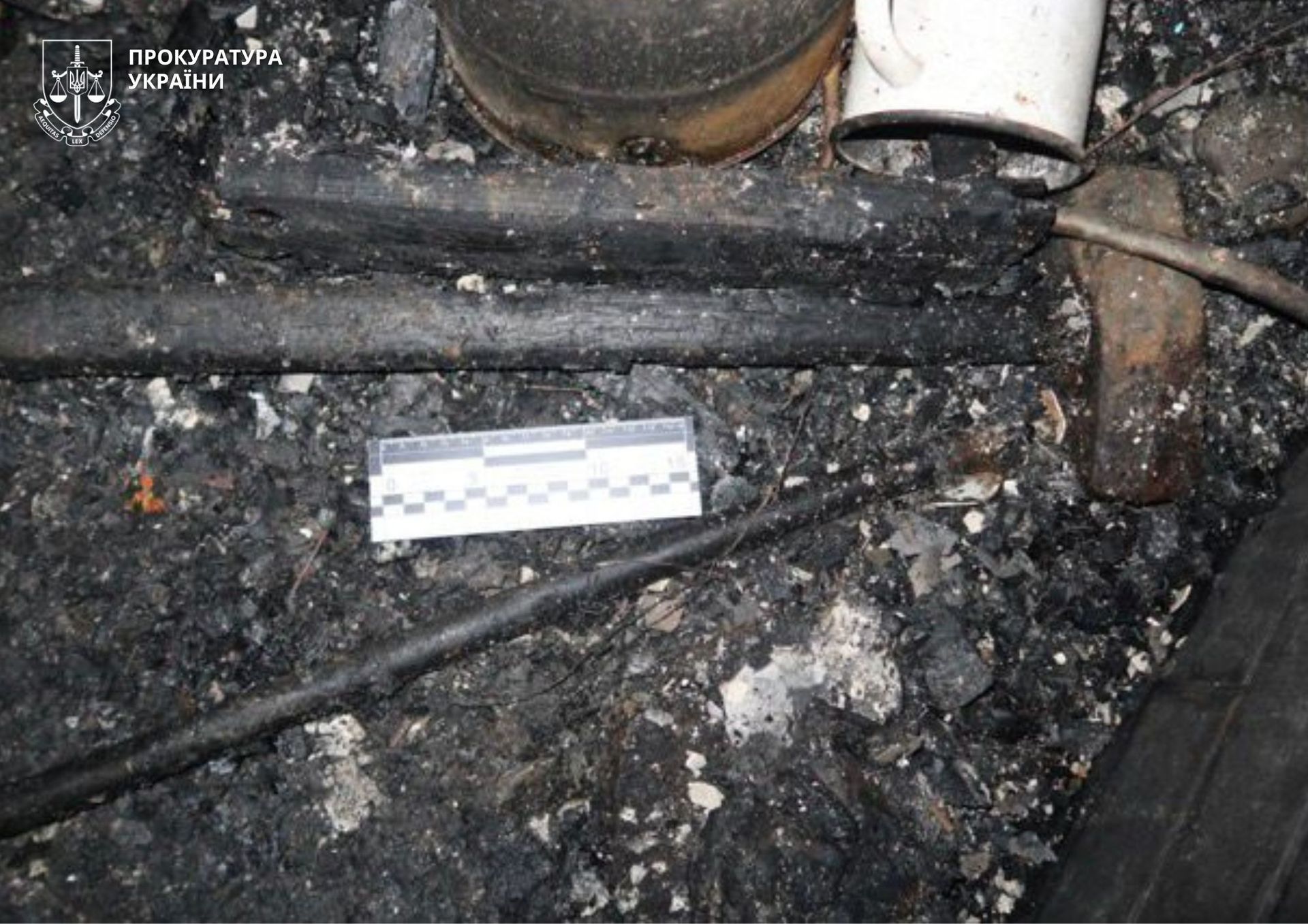 Спалена хата в селі Стрмба. Фото: Івано-Франківська обласна прокуратура