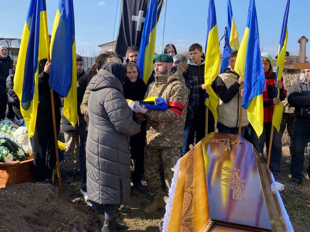 У Городенківській громаді провели в останню путь захисника Василя Шадного 11