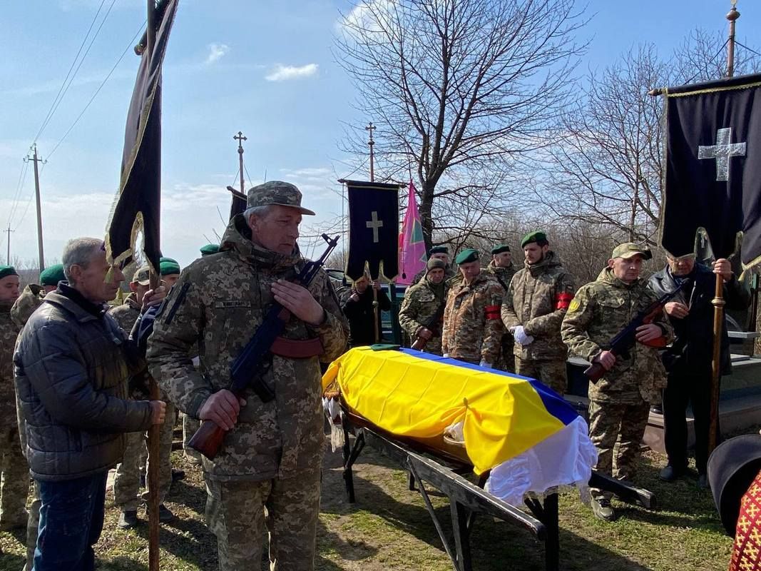 У Городенківській громаді провели в останню путь захисника Василя Шадного 12