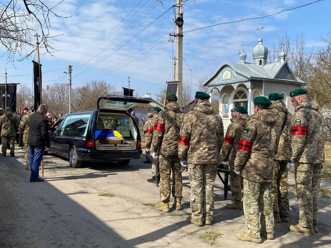 У Городенківській громаді провели в останню путь захисника Василя Шадного 10