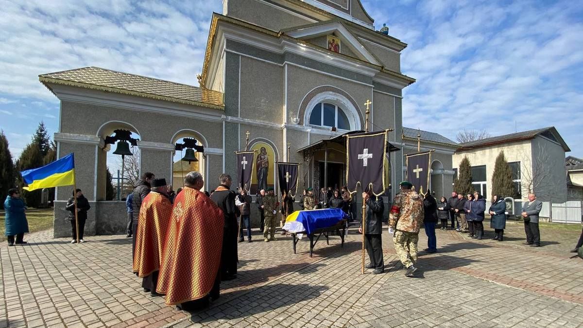 У Городенківській громаді провели в останню путь захисника Василя Шадного 9