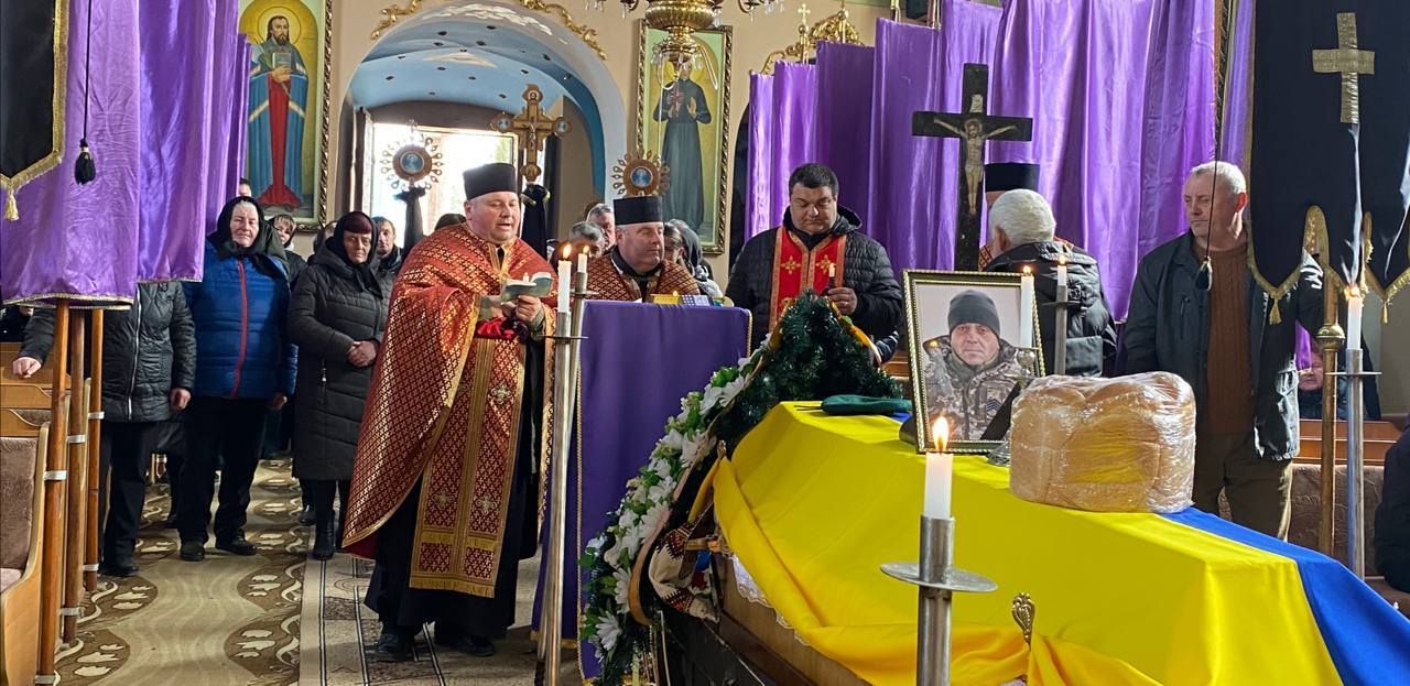 У Городенківській громаді провели в останню путь захисника Василя Шадного 8