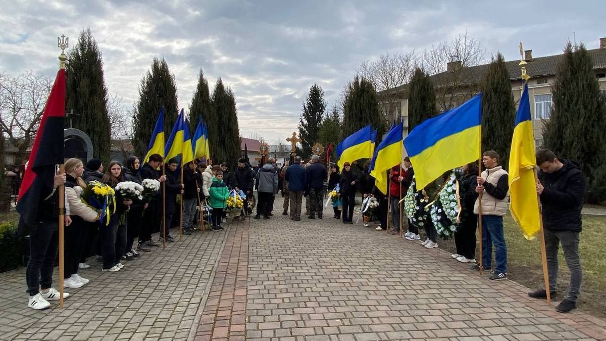 У Городенківській громаді провели в останню путь захисника Василя Шадного 7