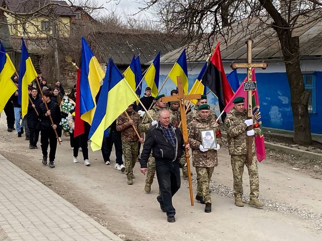 У Городенківській громаді провели в останню путь захисника Василя Шадного 6