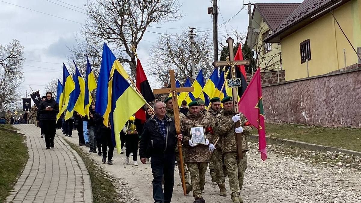 Городенківська громада провела в останню путь захисника Василя Шадного