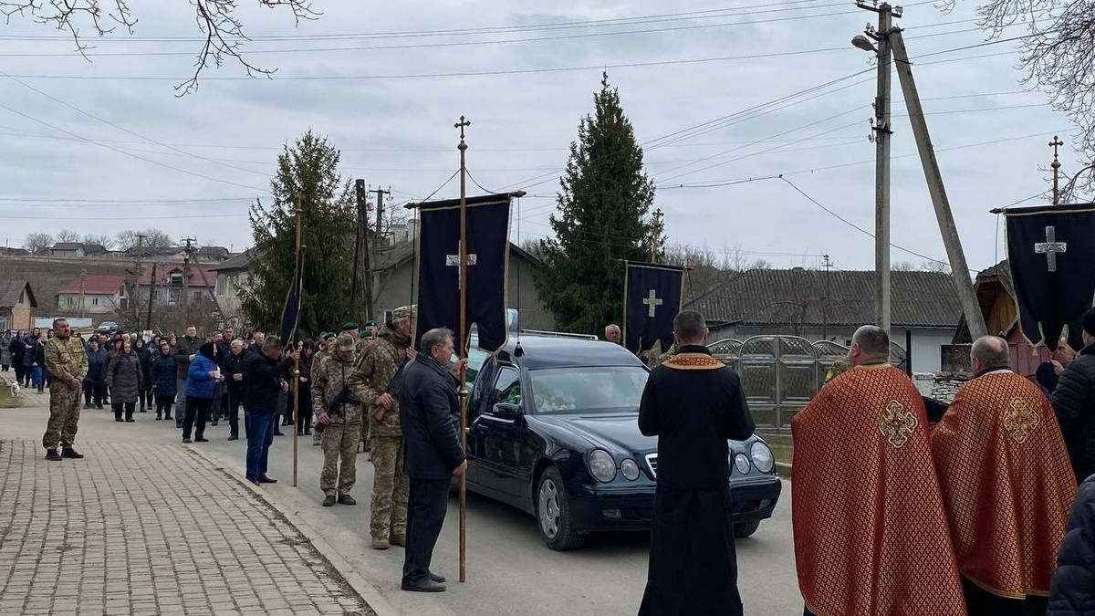 У Городенківській громаді провели в останню путь захисника Василя Шадного 5