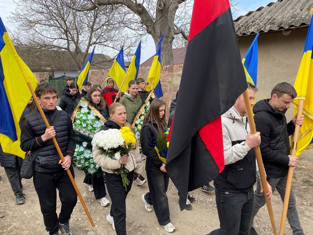 У Городенківській громаді провели в останню путь захисника Василя Шадного 4