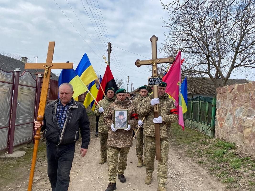У Городенківській громаді провели в останню путь захисника Василя Шадного 3