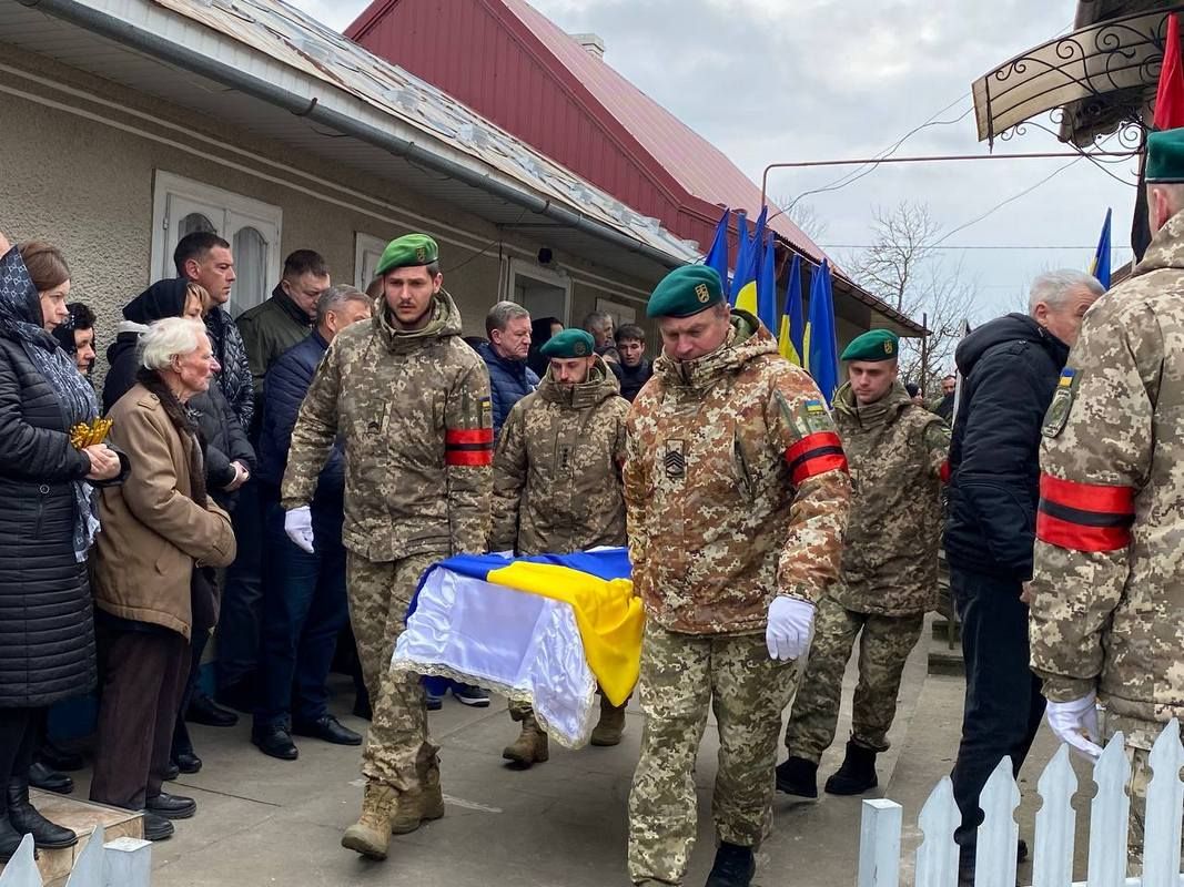 У Городенківській громаді провели в останню путь захисника Василя Шадного 1