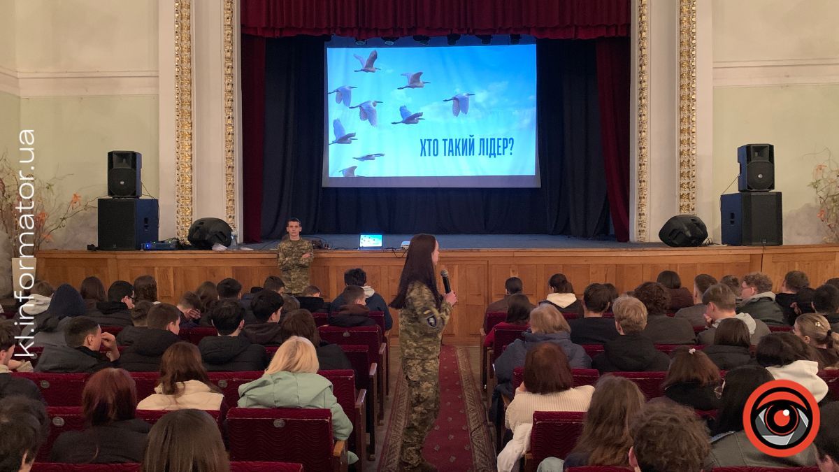 "Офіцер — це розум війська": у Коломиї відбулася зустріч молоді з представниками військової академії 10