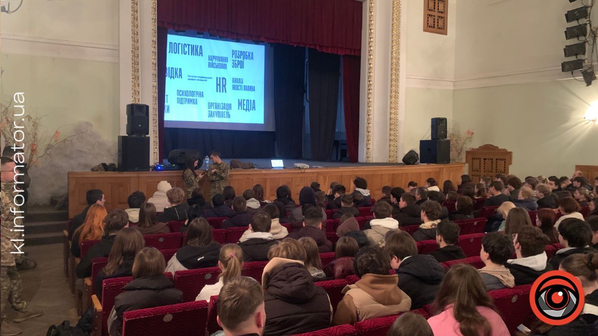 "Офіцер — це розум війська": у Коломиї відбулася зустріч молоді з представниками військової академії 12