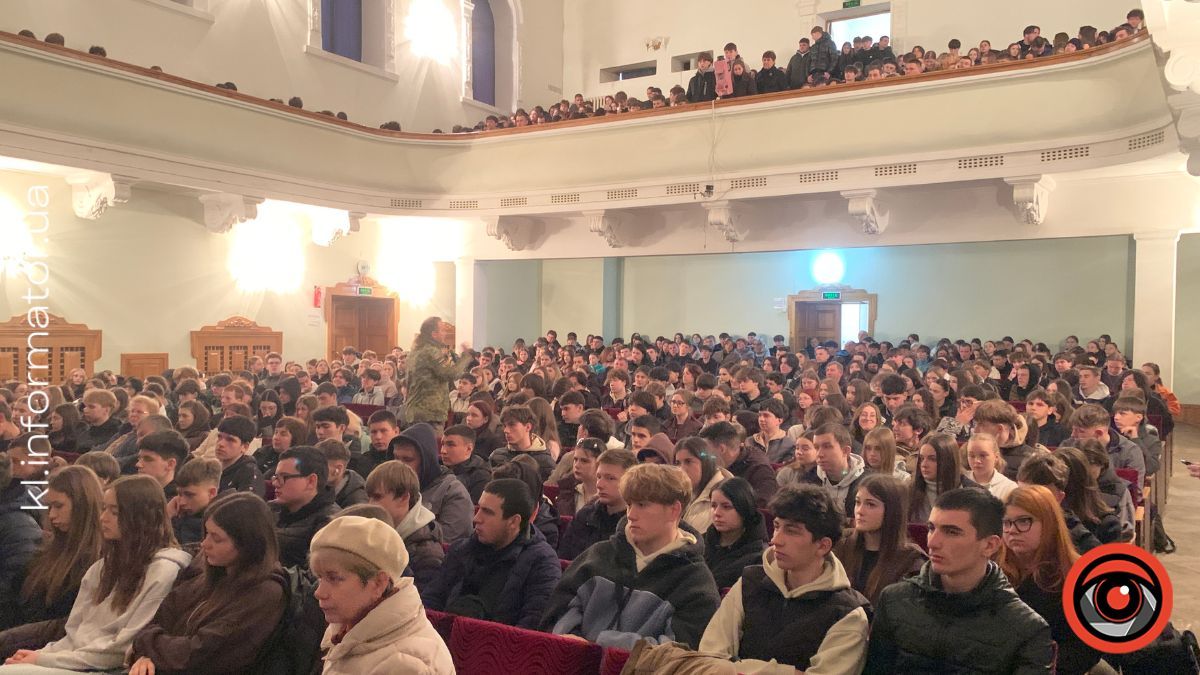 "Офіцер — це розум війська": у Коломиї відбулася зустріч молоді з представниками військової академії 13