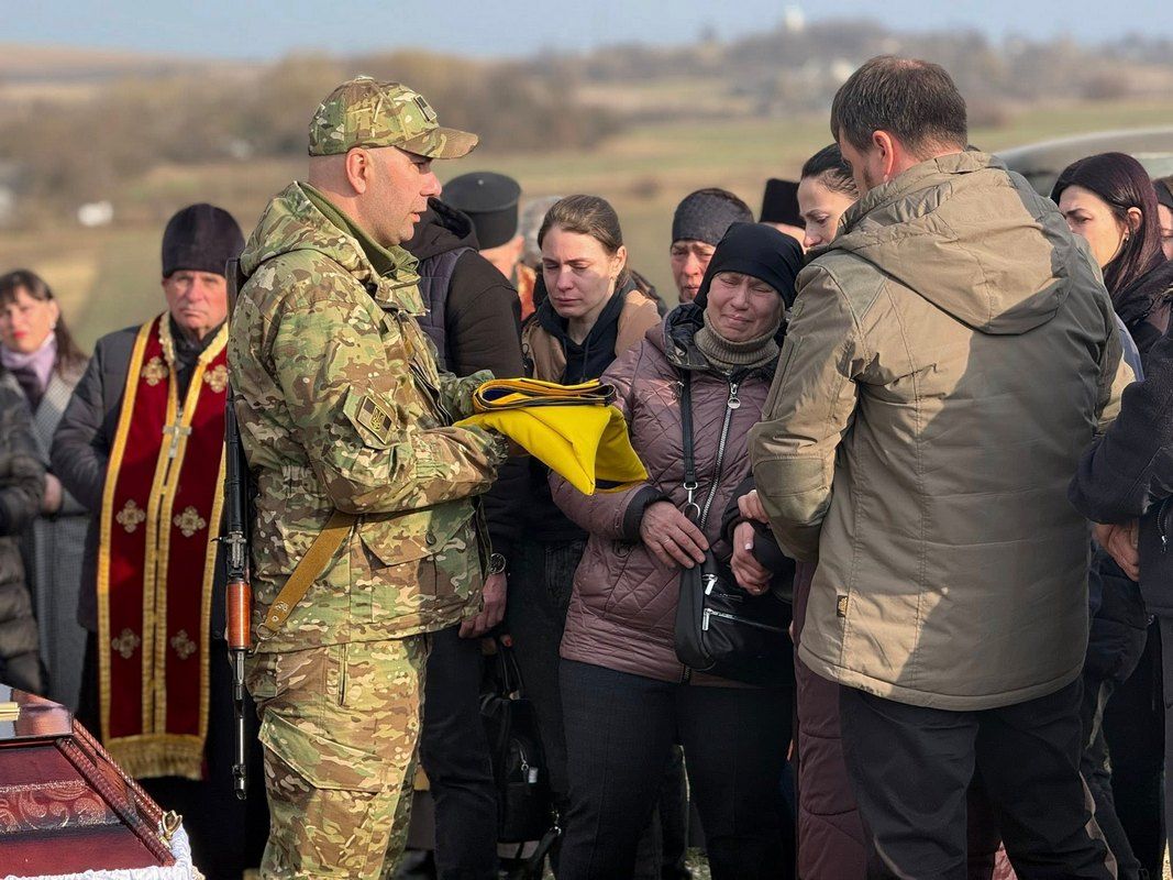 Отинійська громада попрощалася із померлим воїном Петром Дутчаком 9