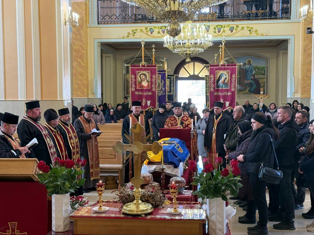 Отинійська громада попрощалася із померлим воїном Петром Дутчаком 7
