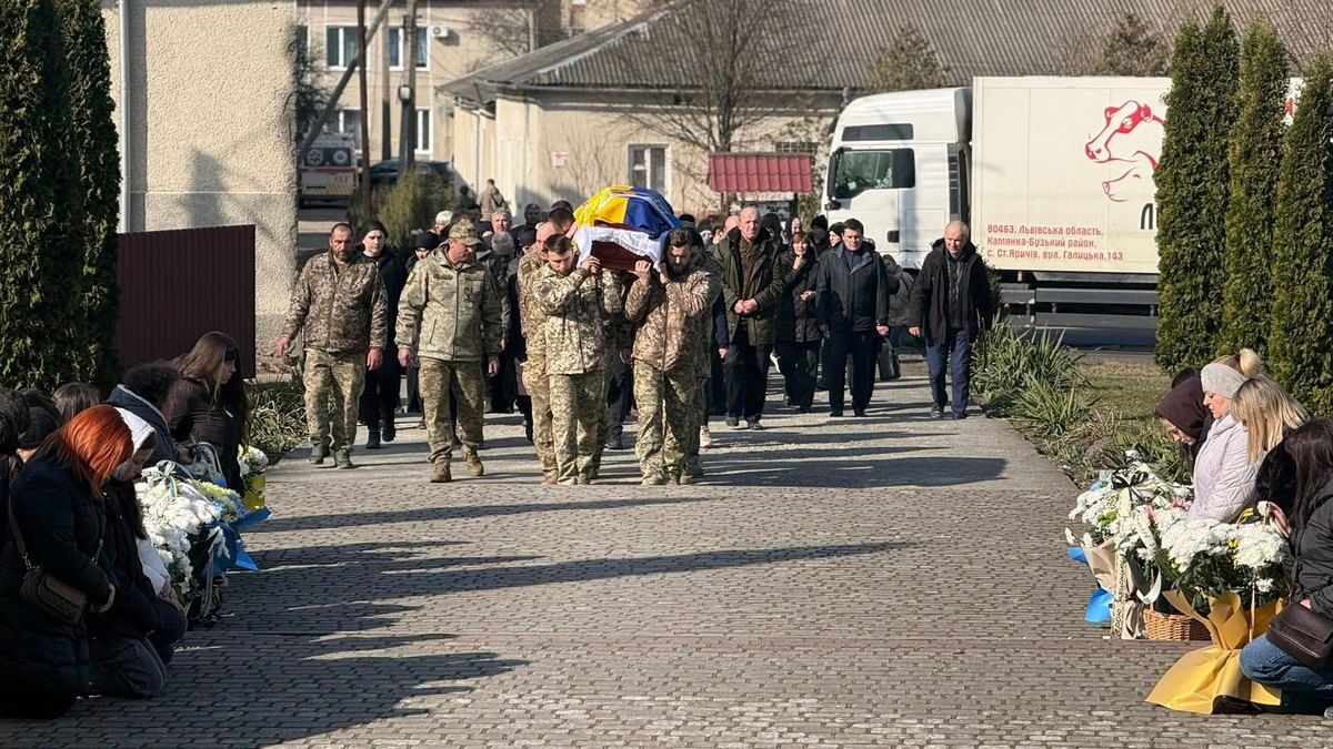 Чин похорону захисника Петра Дутчака відбувся в Отинійській громаді