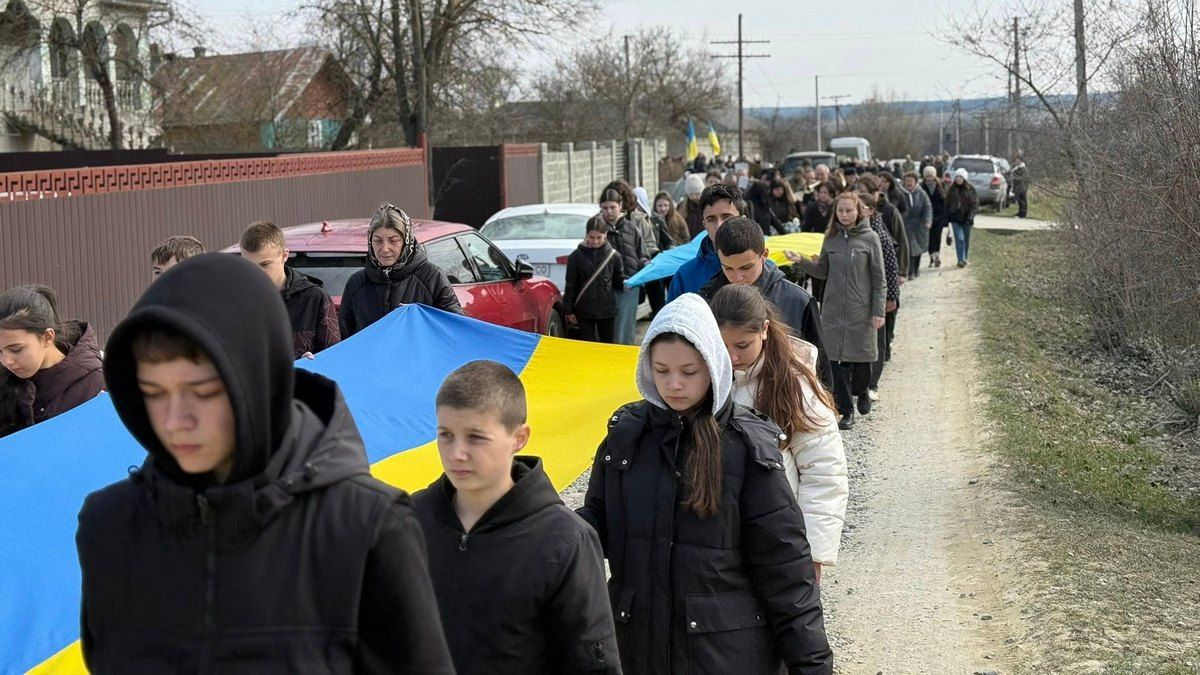 Отинійська громада попрощалася із померлим воїном Петром Дутчаком 5