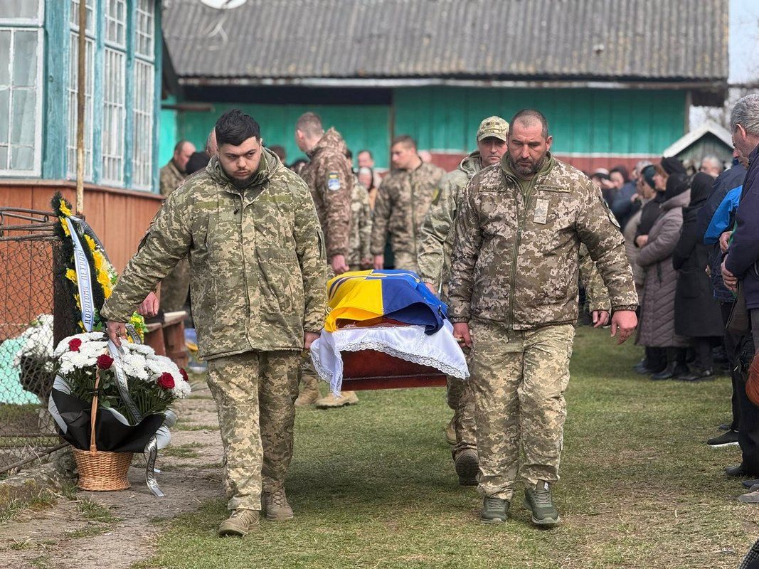 Отинійська громада попрощалася із померлим воїном Петром Дутчаком 2