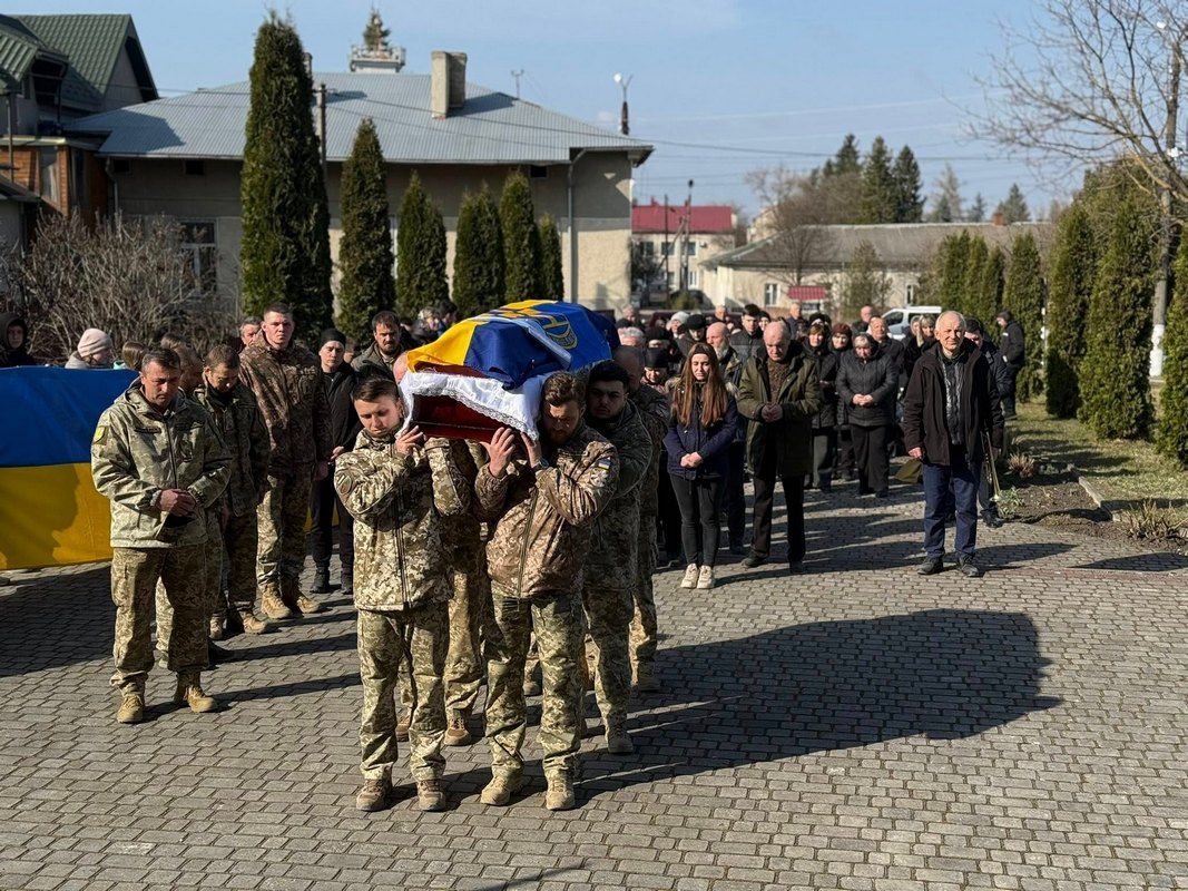 Отинійська громада попрощалася із померлим воїном Петром Дутчаком 6