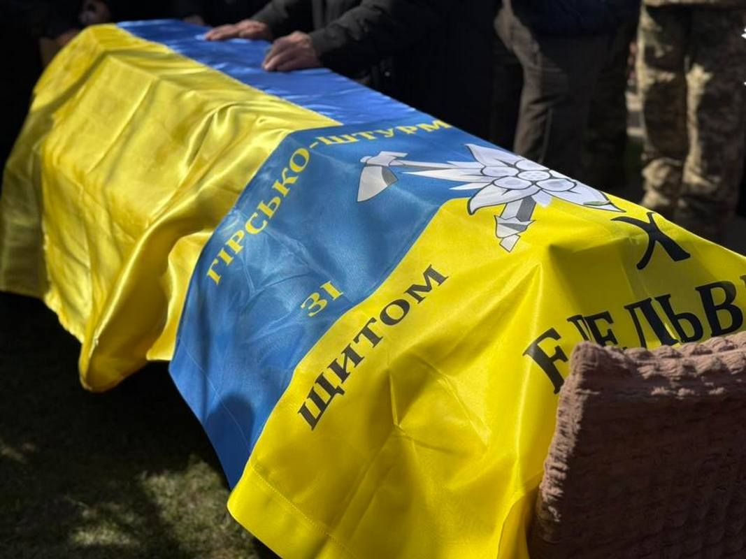 В Отинійській громаді на вічний спочинок провели воїна Тараса Танюка 1