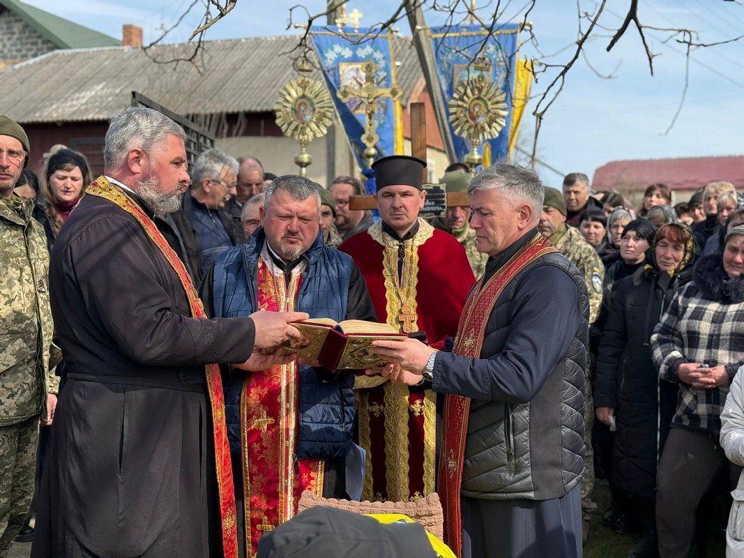 В Отинійській громаді на вічний спочинок провели воїна Тараса Танюка 2
