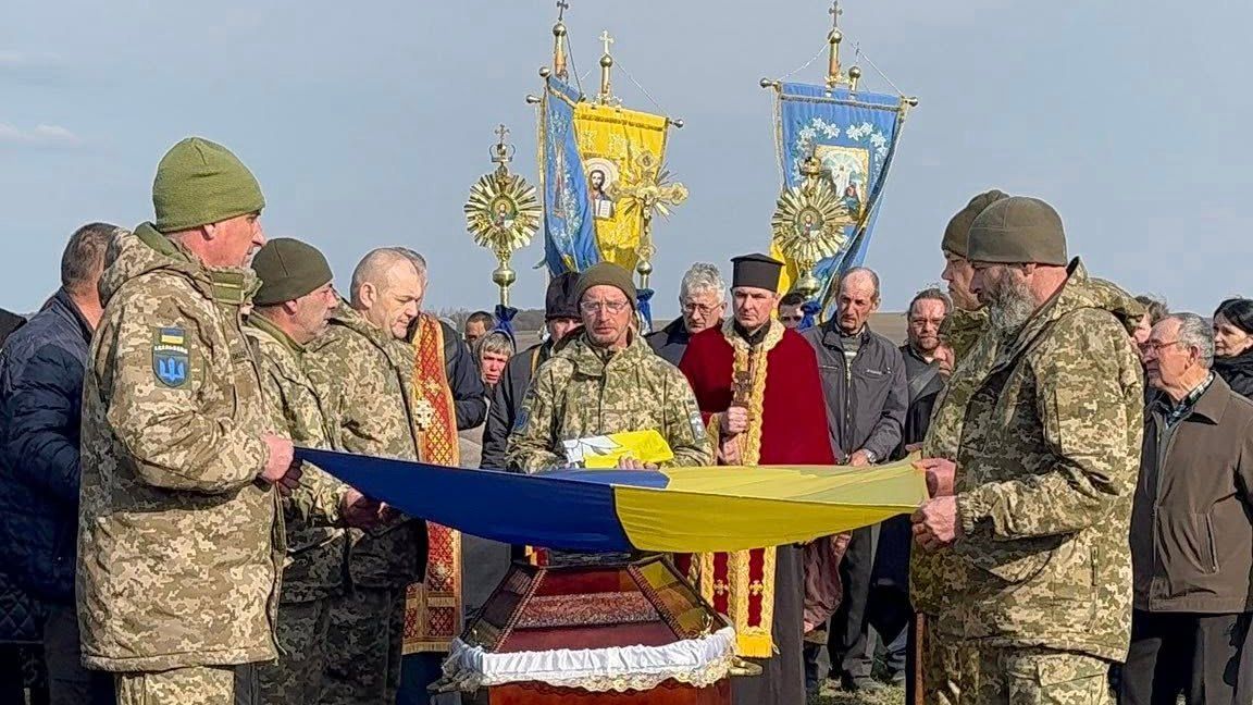 В Отинійській громаді на вічний спочинок провели воїна Тараса Танюка 9