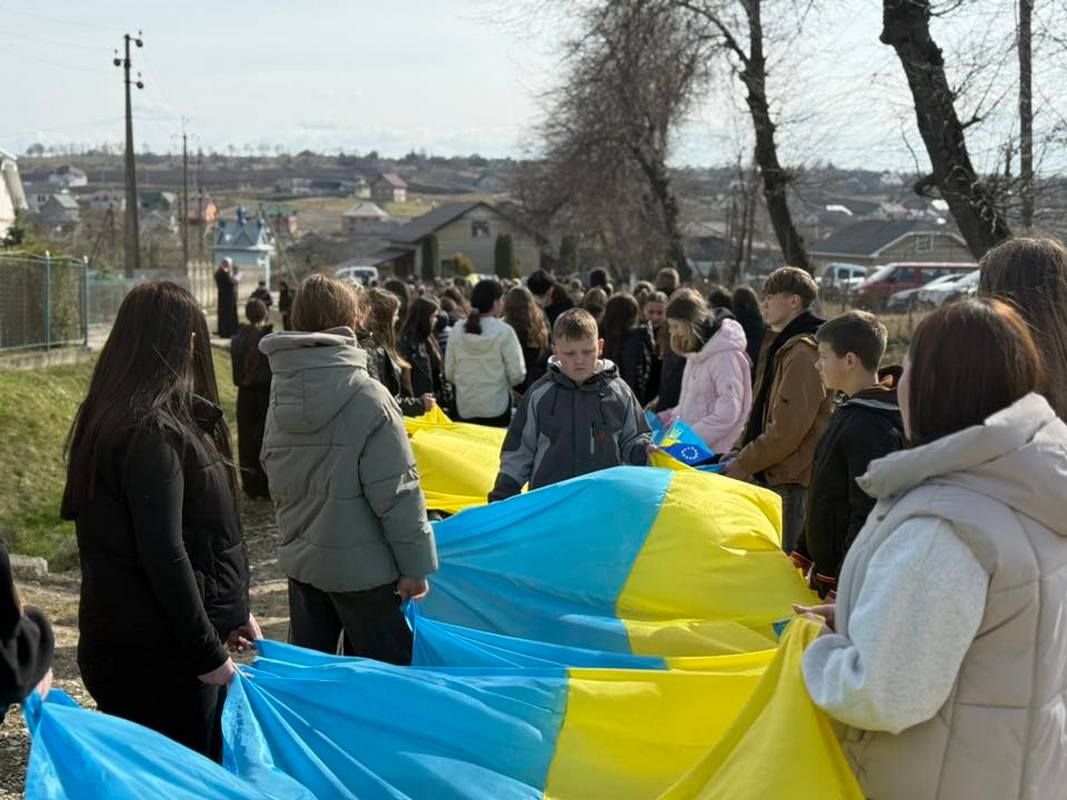 В Отинійській громаді на вічний спочинок провели воїна Тараса Танюка 6