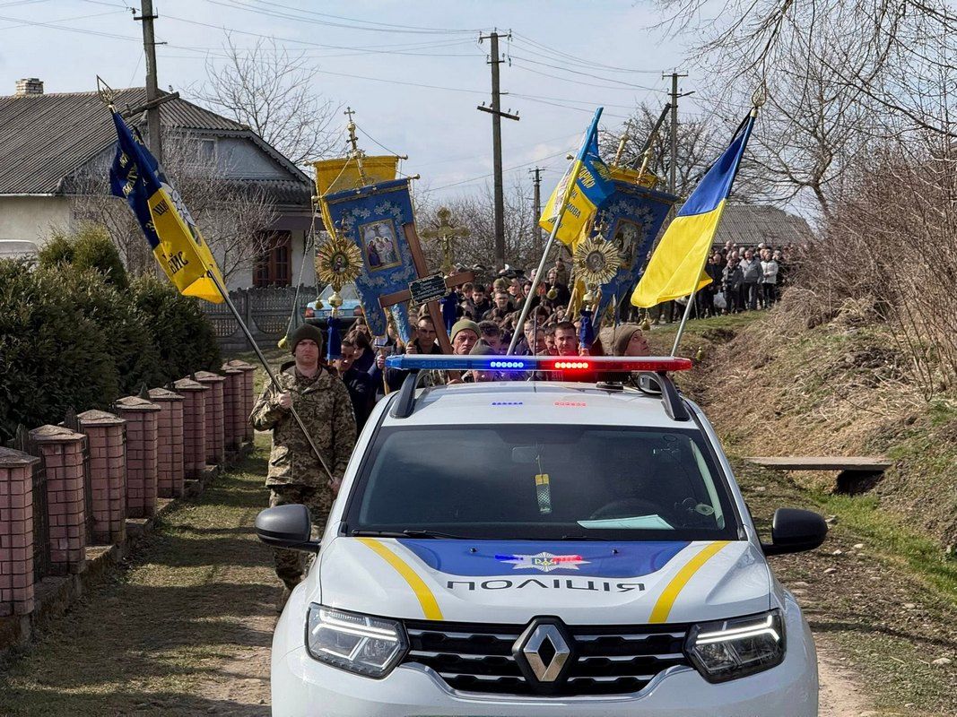 В Отинійській громаді на вічний спочинок провели воїна Тараса Танюка 4