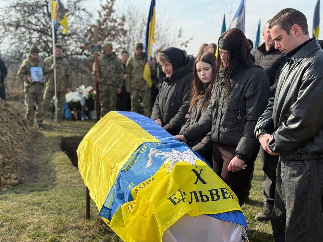 В Отинійській громаді на вічний спочинок провели воїна Тараса Танюка 3
