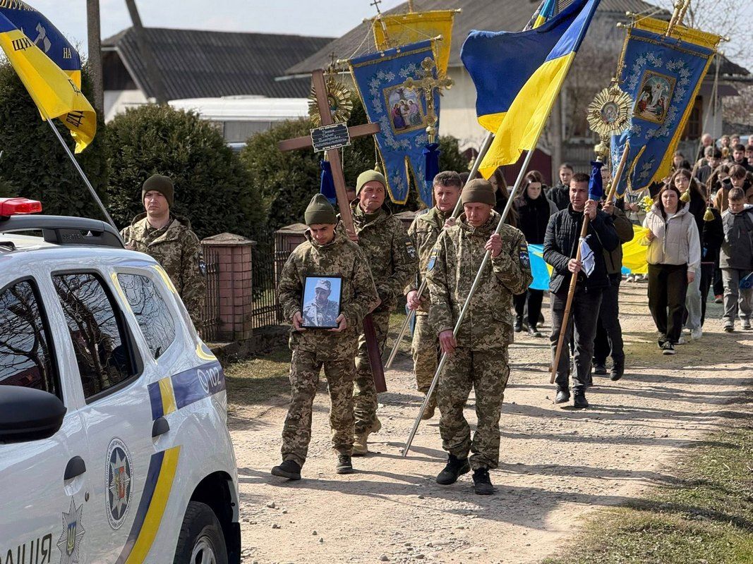 В Отинійській громаді на вічний спочинок провели воїна Тараса Танюка 5