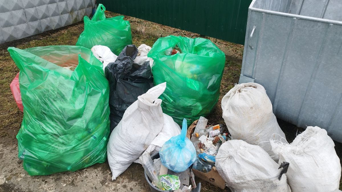 Завдяки поштовим наклейкам встановили осіб, які викинули сміття біля дороги на Надвірнянщині 2