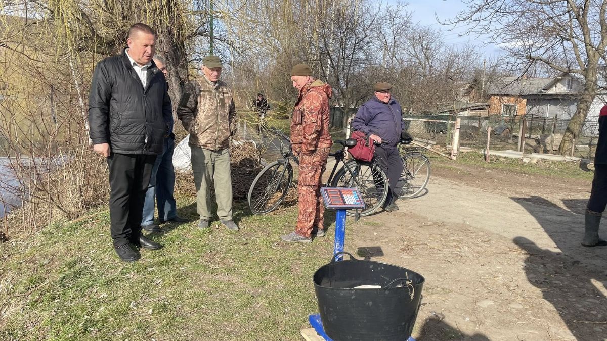 У Надвірній зарибили озеро у зоні відпочинку імені Назарія Яремчука 1