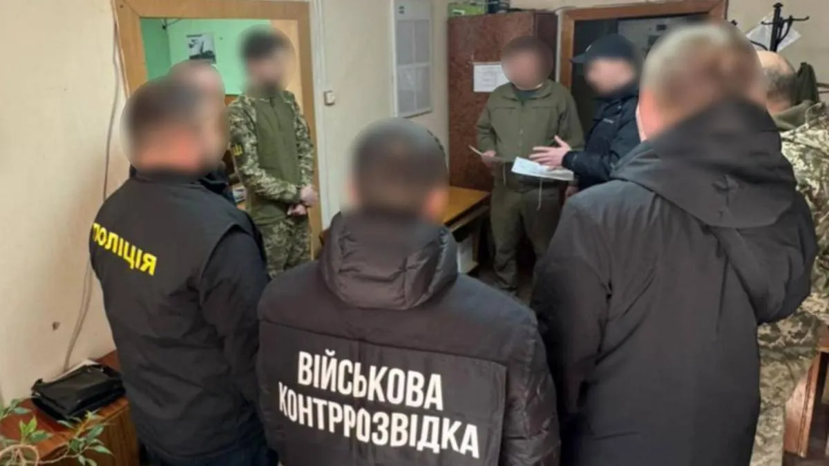 900$ за "вирішення питання": працівника ТЦК у Коломиї та його батька викрили на корупційні схемі