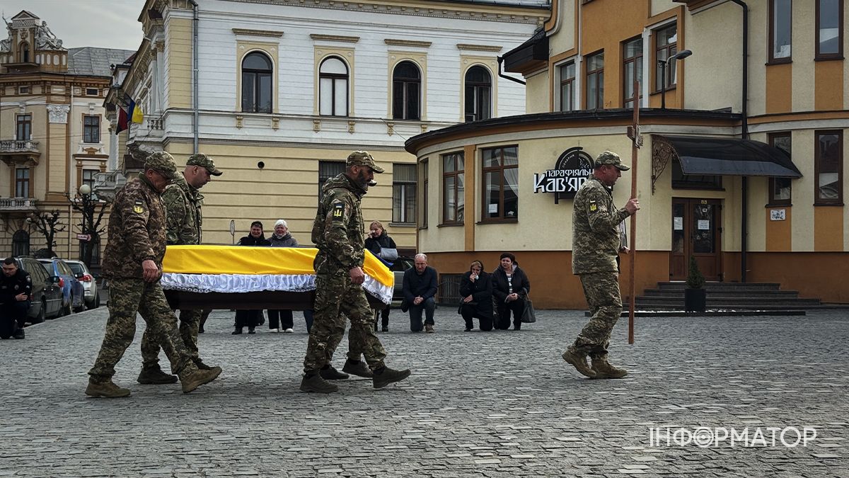 Коломияни на колінах зустріли скорботний кортеж з тілом Віталія Карата