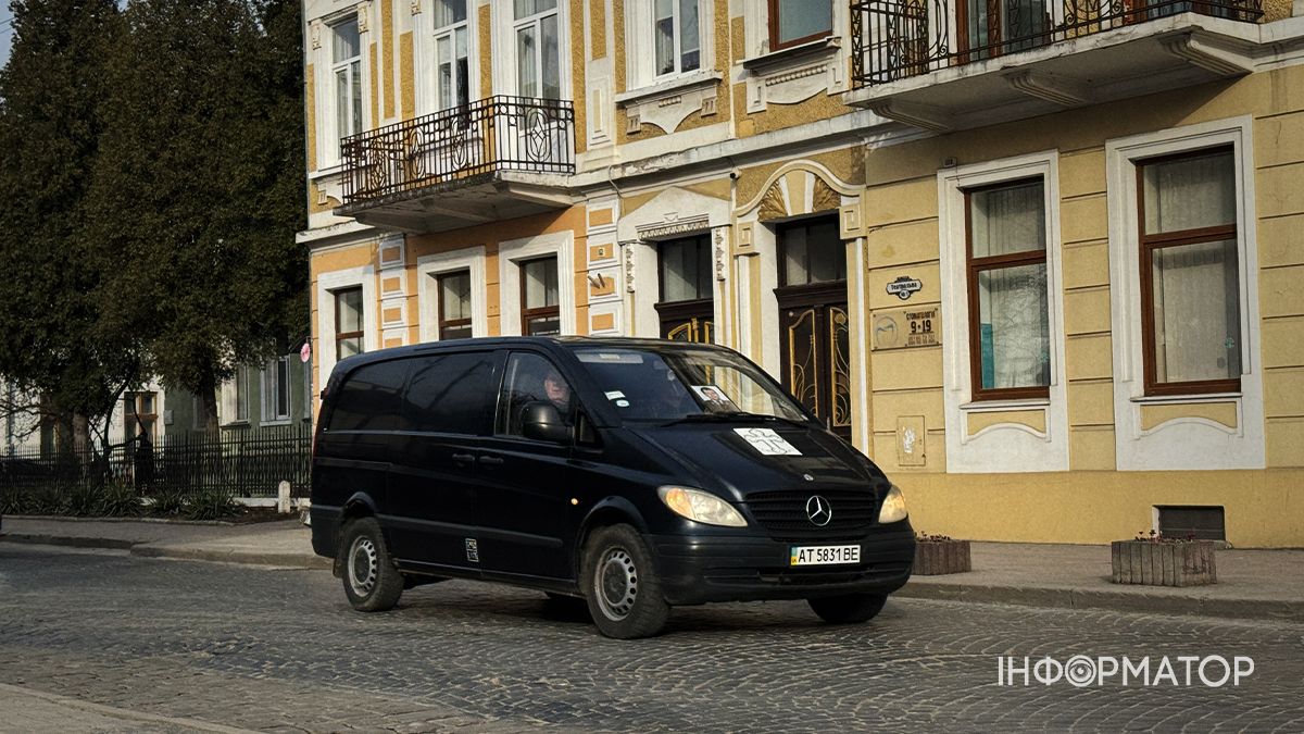 Коломияни на колінах зустріли скорботний кортеж з тілом Віталія Карата 1