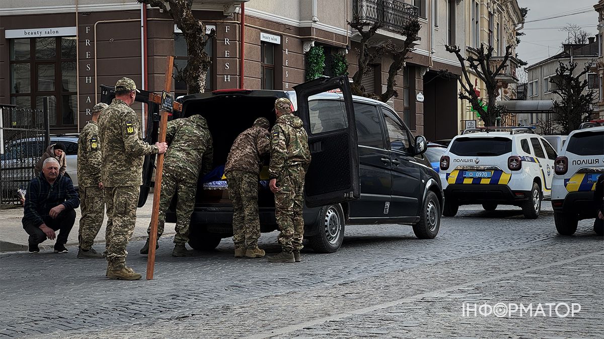 Коломияни на колінах зустріли скорботний кортеж з тілом Віталія Карата 2