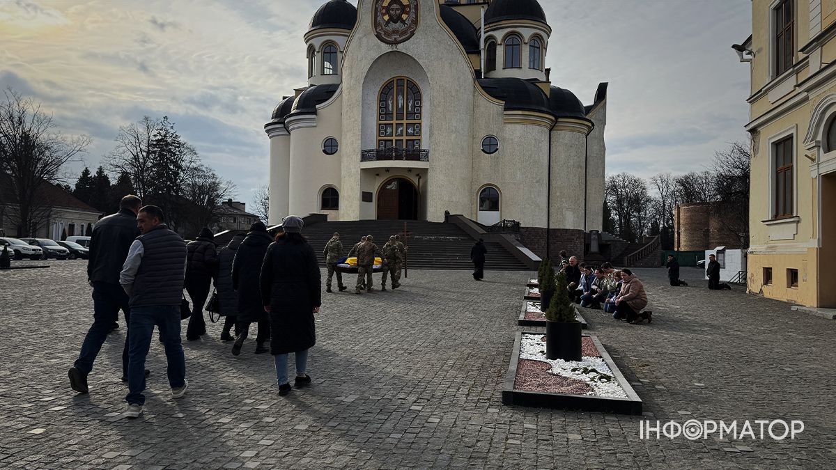 Коломияни на колінах зустріли скорботний кортеж з тілом Віталія Карата 3