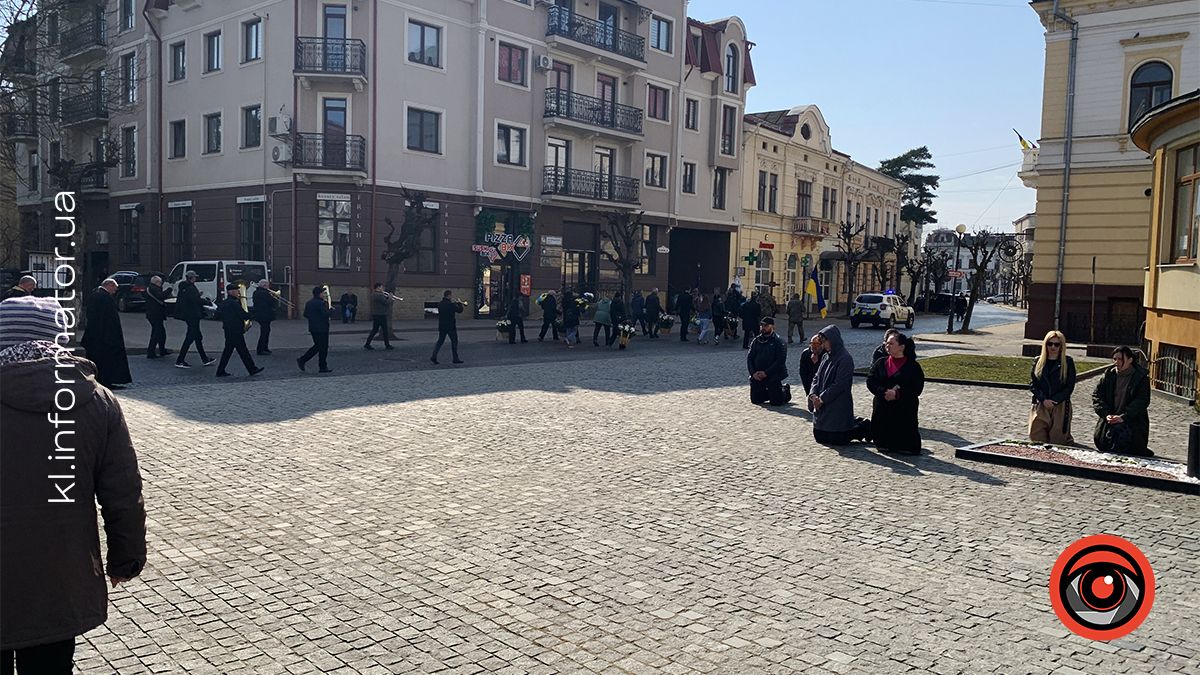 У Коломиї провели в останню путь захисника Віталія Карата 8