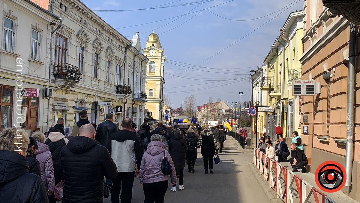 У Коломиї провели в останню путь захисника Віталія Карата 7