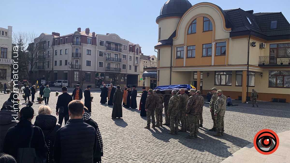 У Коломиї провели в останню путь захисника Віталія Карата 4