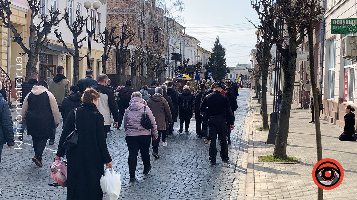 У Коломиї провели в останню путь захисника Віталія Карата 5