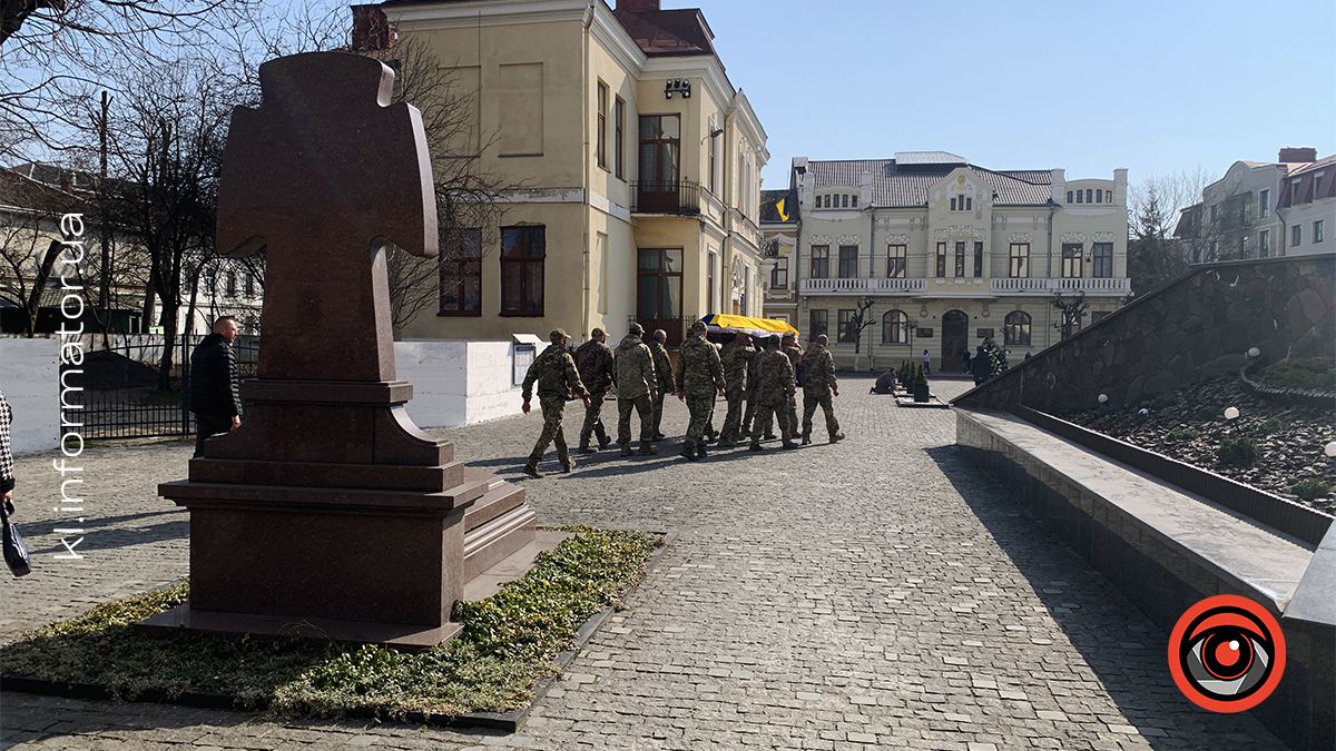 У Коломиї провели в останню путь захисника Віталія Карата 3
