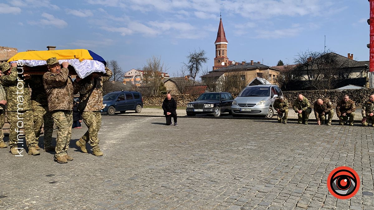 У Коломиї провели в останню путь захисника Віталія Карата 2