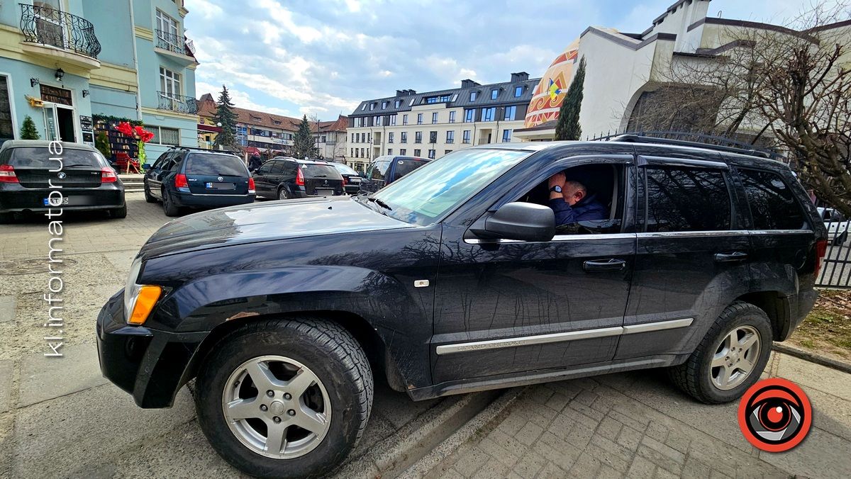 Загородив автівкою прохід до скверу: ситуація в Коломиї