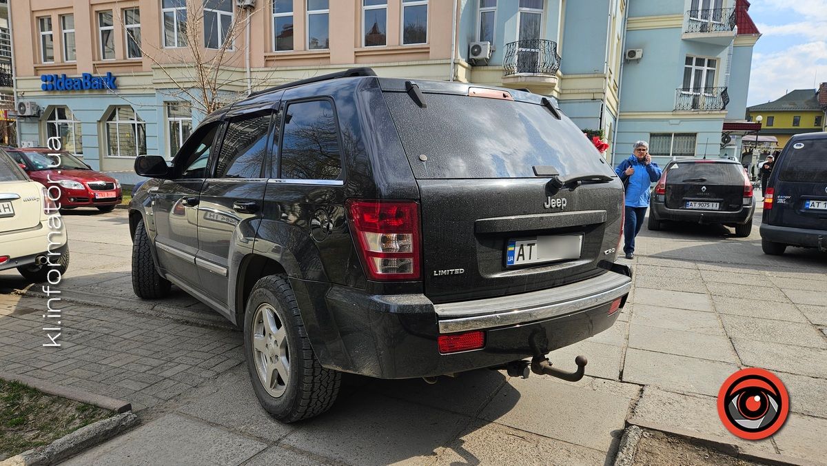 Загородив автівкою прохід до скверу: ситуація в Коломиї 2