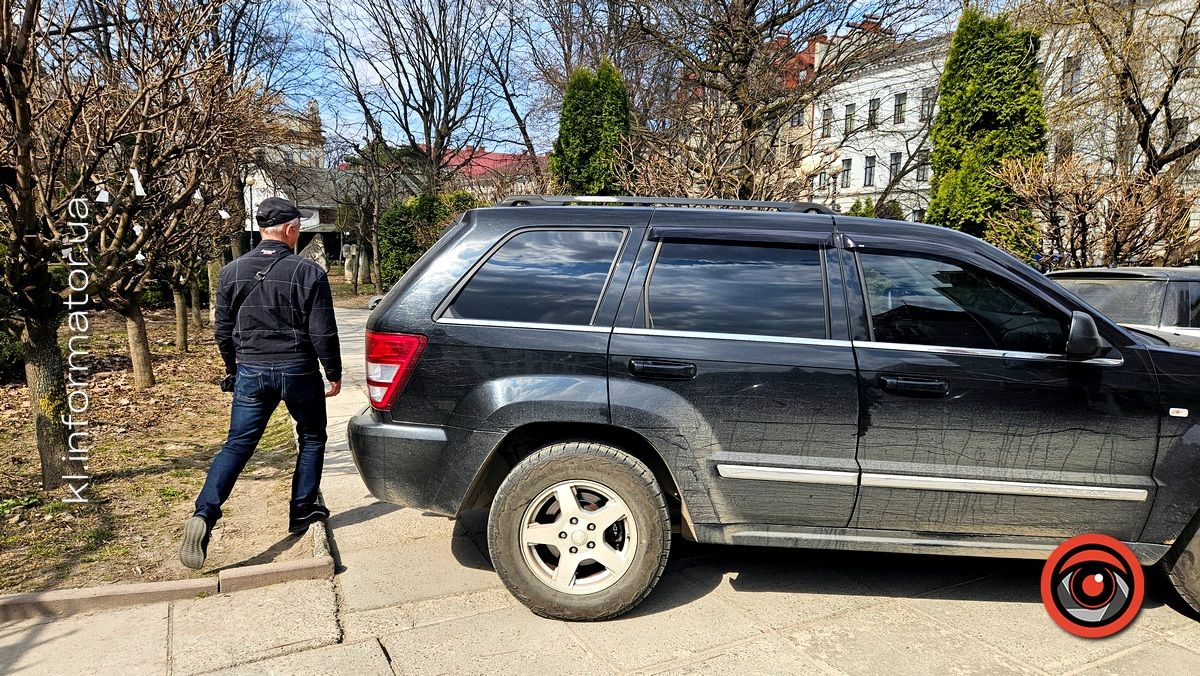 Загородив автівкою прохід до скверу: ситуація в Коломиї 1