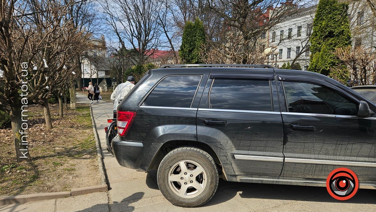 Загородив автівкою прохід до скверу: ситуація в Коломиї 3