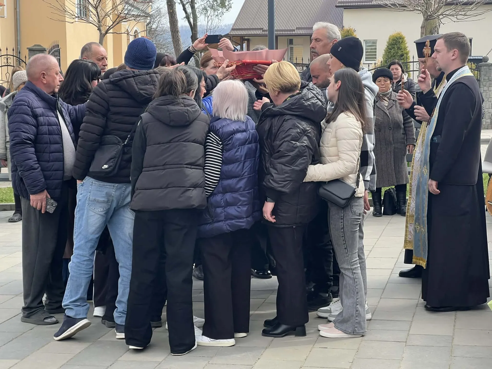 У Кутській громаді родинам полеглих воїнів вручили медалі "За заслуги перед Прикарпаттям" 1