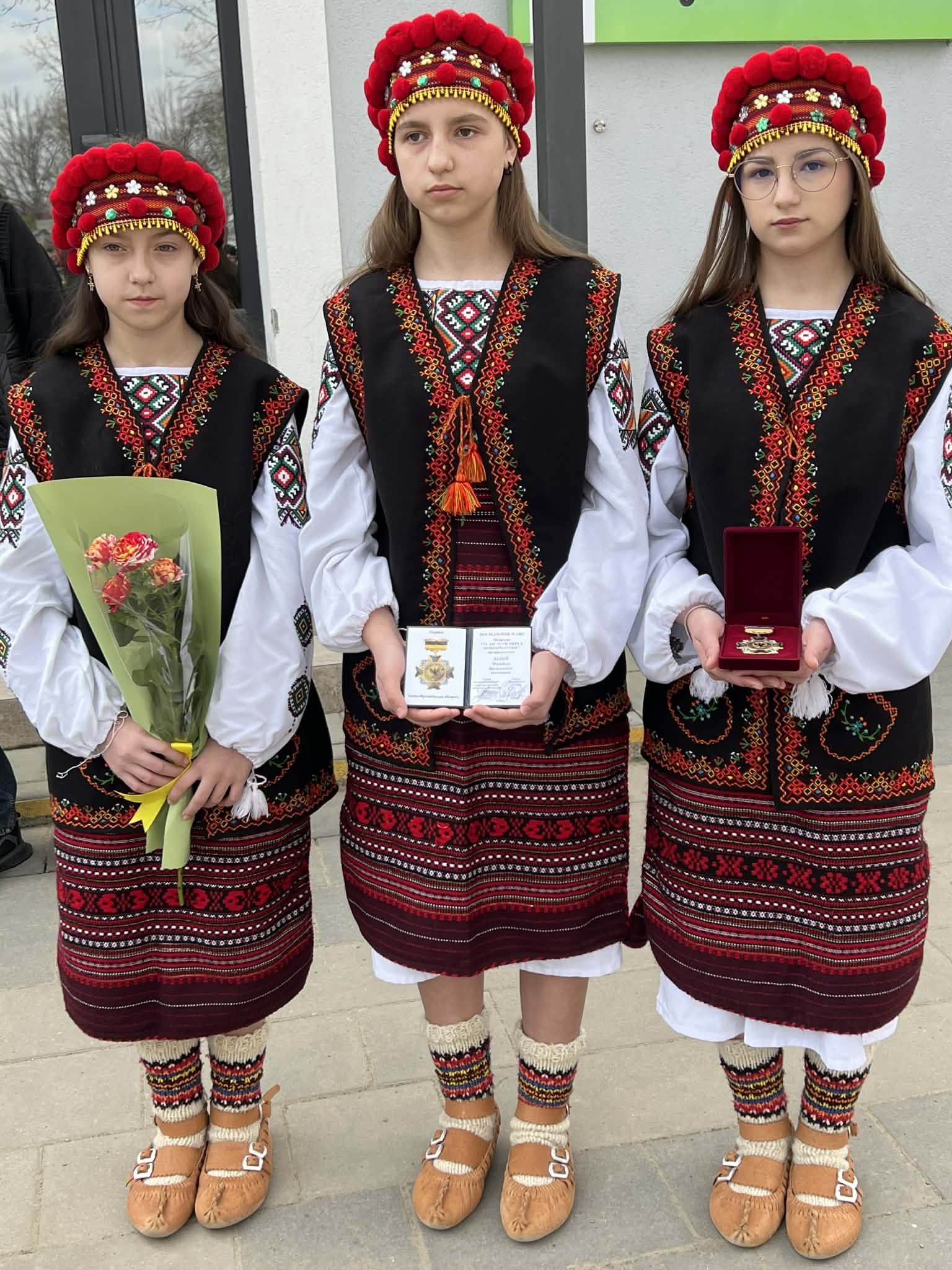 У Кутській громаді родинам полеглих воїнів вручили медалі "За заслуги перед Прикарпаттям" 4