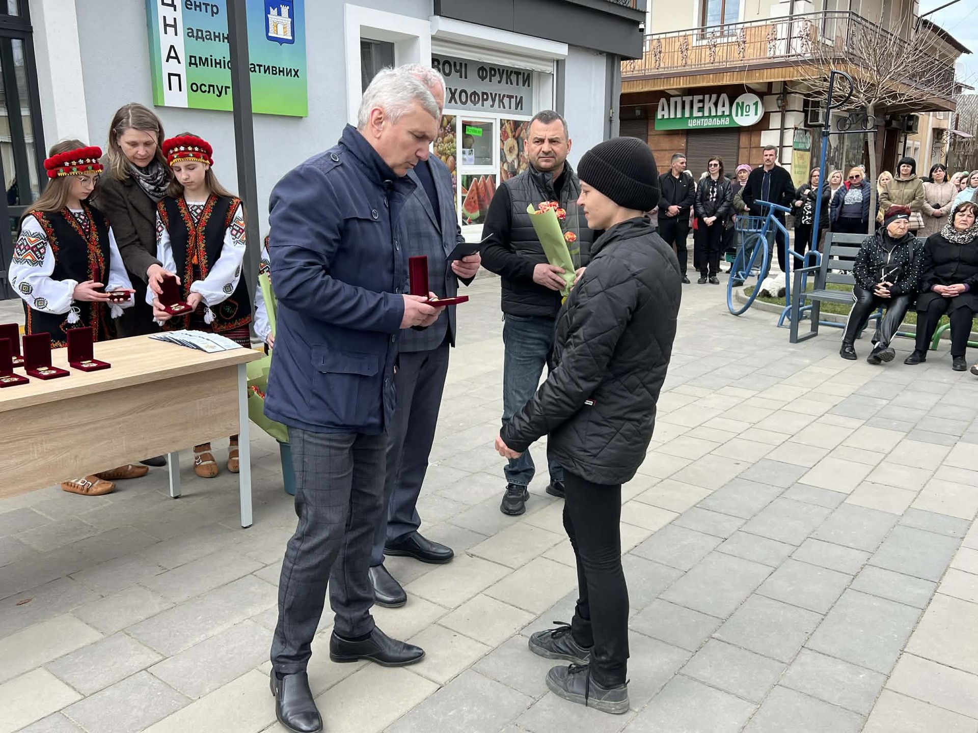 У Кутській громаді родинам полеглих воїнів вручили медалі "За заслуги перед Прикарпаттям" 6